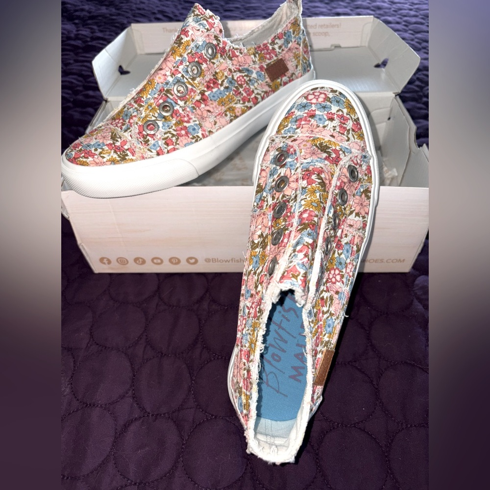 Blowfish 7.5 slide on canvas sneaker. Brand new with tags